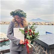 Laureata in lettere classiche impartisce lezioni di latino, greco, inglese e materie umanistiche. Anche online